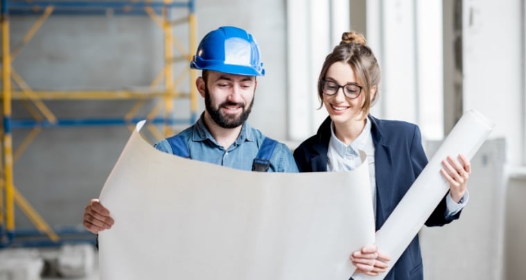 Deux maitres d'oeuvres en train de lire un plan